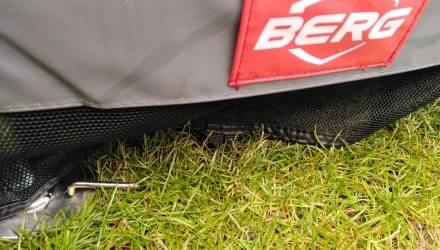 Berg trampoline poten vastgezet met pinnen