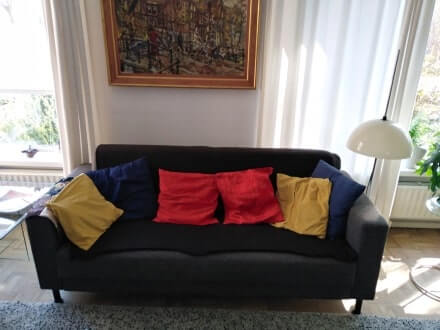 Comfortabele bank en kussens voor een gezellige woonkamer