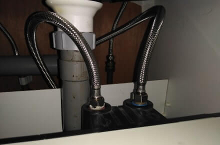 Daalderop boiler installatie (rechts - met blauwe ring - inkomend koud water)
