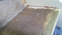 Detail lijmresten op trap