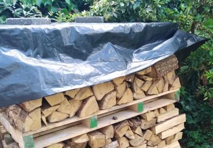 Donker gekleurde overkapping voor efficiënt drogen hout