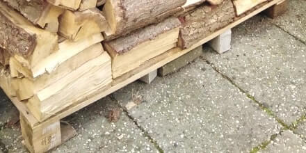 Droge ondergrond met behulp van een pallet, versterking met bakstenen