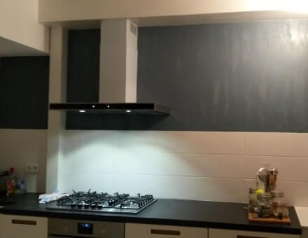 Eerste deel nieuwe keuken geplaatst