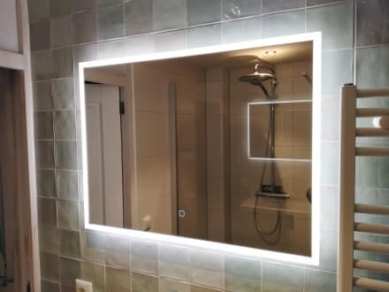 Goede weerspiegeling als zowel de standaard badkamerverlichting aan is en de verlichting van de badkamerspiegel aan is