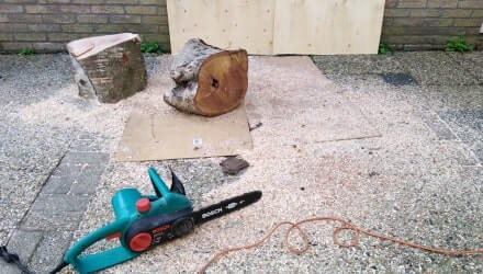 Grote stukken hout zagen naar beter kloofbare stukken