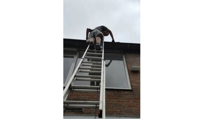 hoe dakgoot schoonmaken