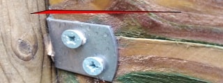 Hoekbeugel ten bate van haakse houtverbinding (hoek van 90 graden aangegeven met de kleur rood)