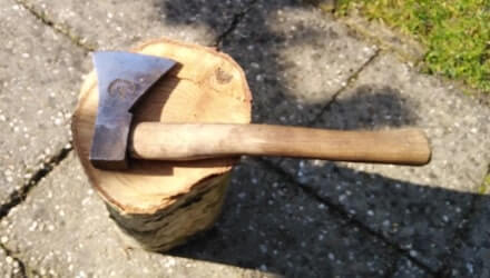 Hout kloven met handbijl
