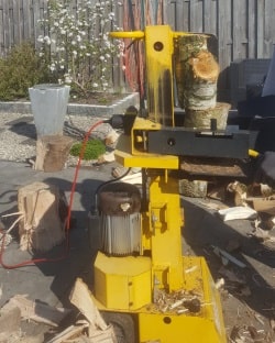 Hout kloven met een houtkloofmachine