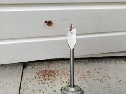 Kattenluik met chip: montage aftekenen en houtboor (speedboor)