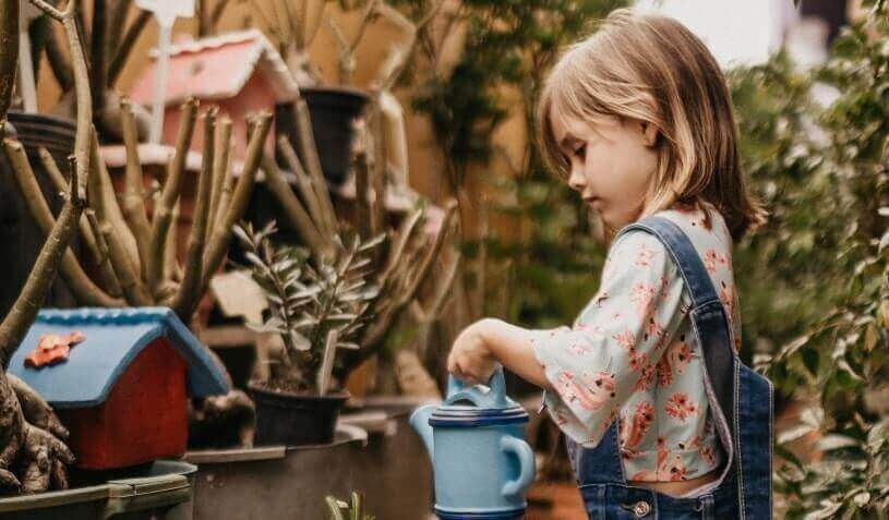 kinderen vermaken in tuin plantenpotten