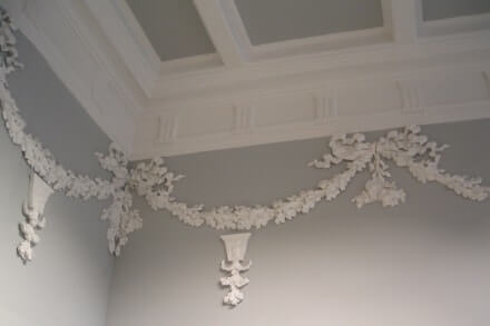 Kroonlijst met ornament