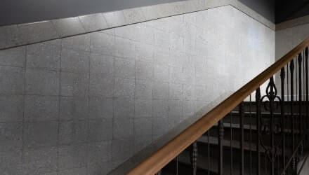  Meelopende lambrisering van tegels 