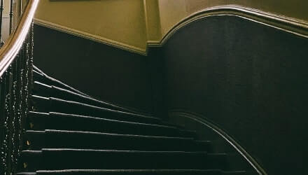 Lambrisering bij trap meelopende lijn