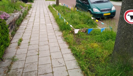 Markering naast bordje Verboden te poepen voor honden voor maximaal effect