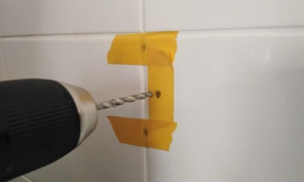 Markeringen douchedeur plaatsen