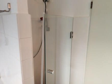 Plaatsen afdichtstrip aan zijkant douchedeur