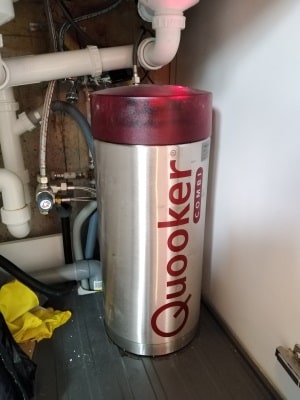 Reservoir Quooker past net onder afvoer gootsteen