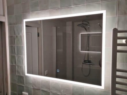 Slechte weerspiegeling details als enkel verlichting badkamerspiegel aan is