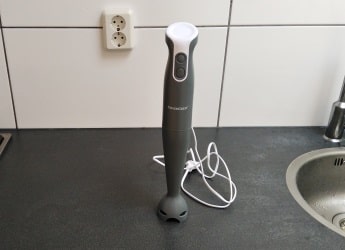 Staafmixer: langwerpig, licht apparaat met handgreep bovenaan