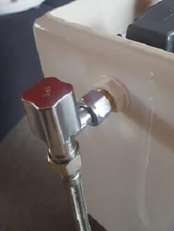 Waterleiding via flexibele slang gekoppeld aan kraantje reservoir 