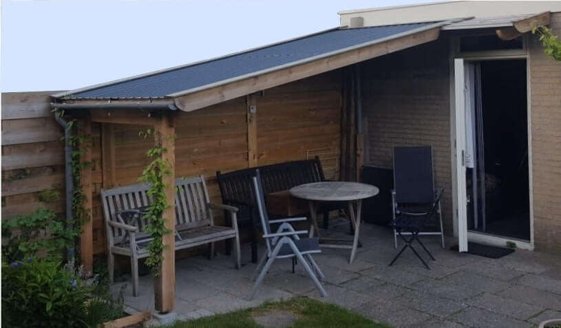zelf gemaakte overkapping aan huis
